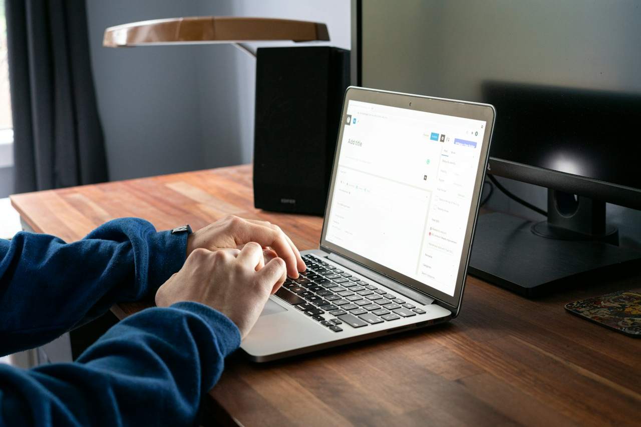 Persone al lavoro in ufficio
